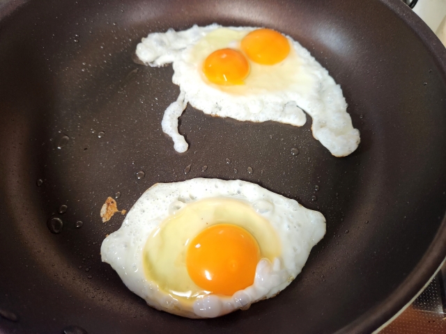 フライパンで目玉焼き